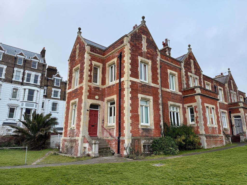 Lot: 56 - TWO-BEDROOM FLAT WITH SEA VIEWS - 14 Coastguard Cottages